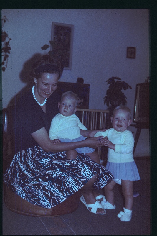 05.Regensburg jun 1964 Mama,Brigitte,Marion.JPG